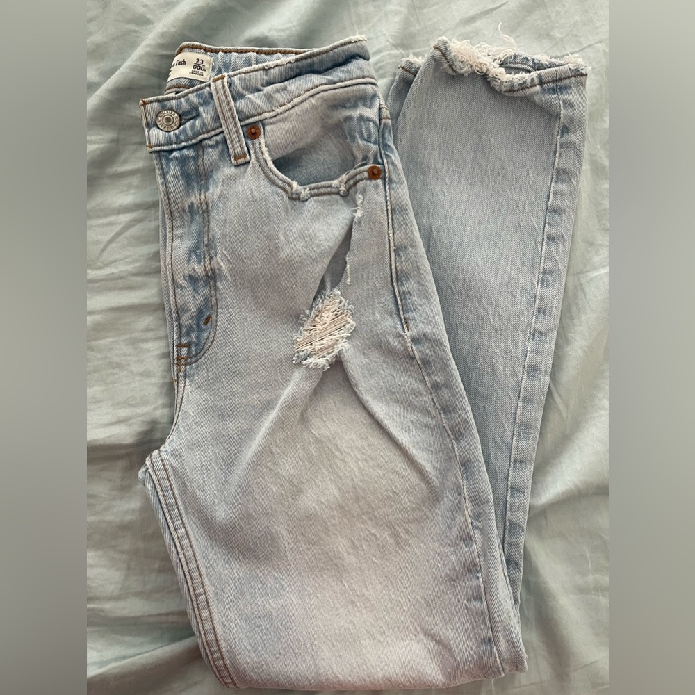 Abercrombie & Fitch
High Rise Mom Jean 23 | 000S